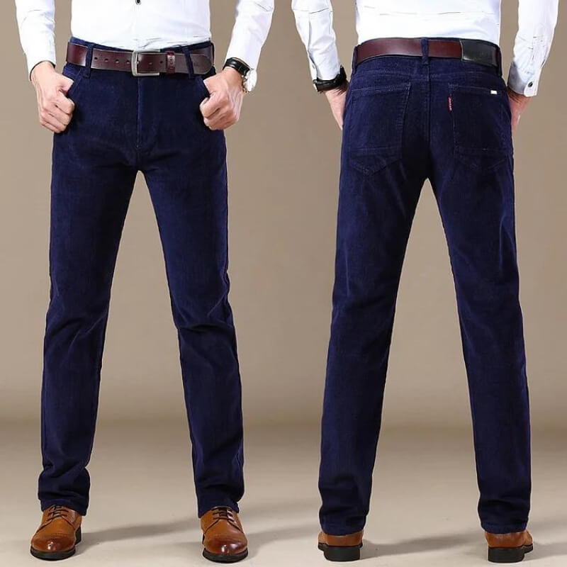 Dunkelblaue Herren-Cordhose im geraden Schnitt mit klassischer Struktur, praktischen Taschen und hochwertigem Tragekomfort.