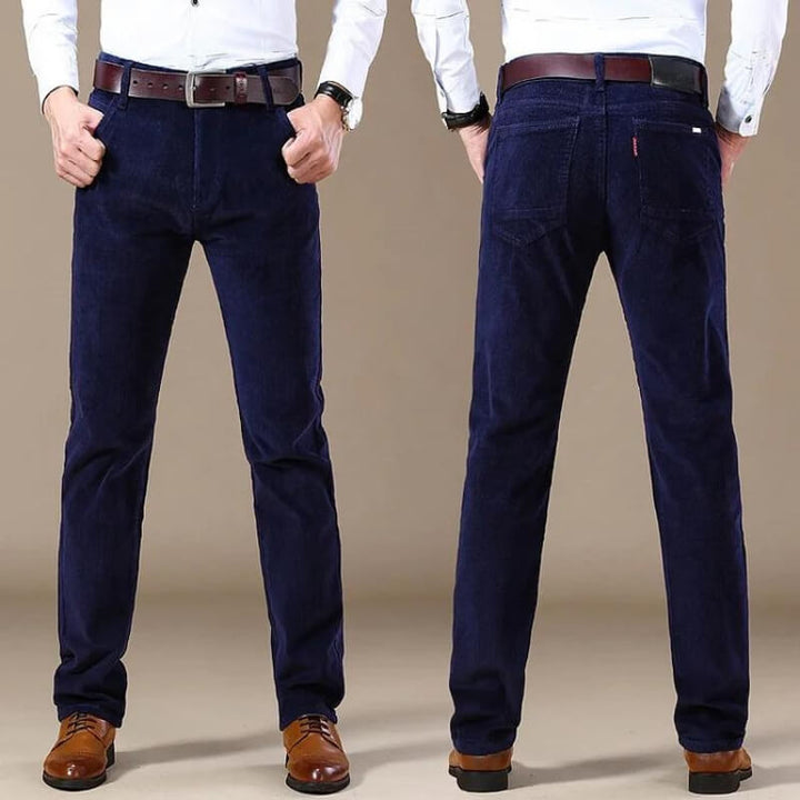 Dunkelblaue Herren-Cordhose im geraden Schnitt mit klassischer Struktur, praktischen Taschen und hochwertigem Tragekomfort.