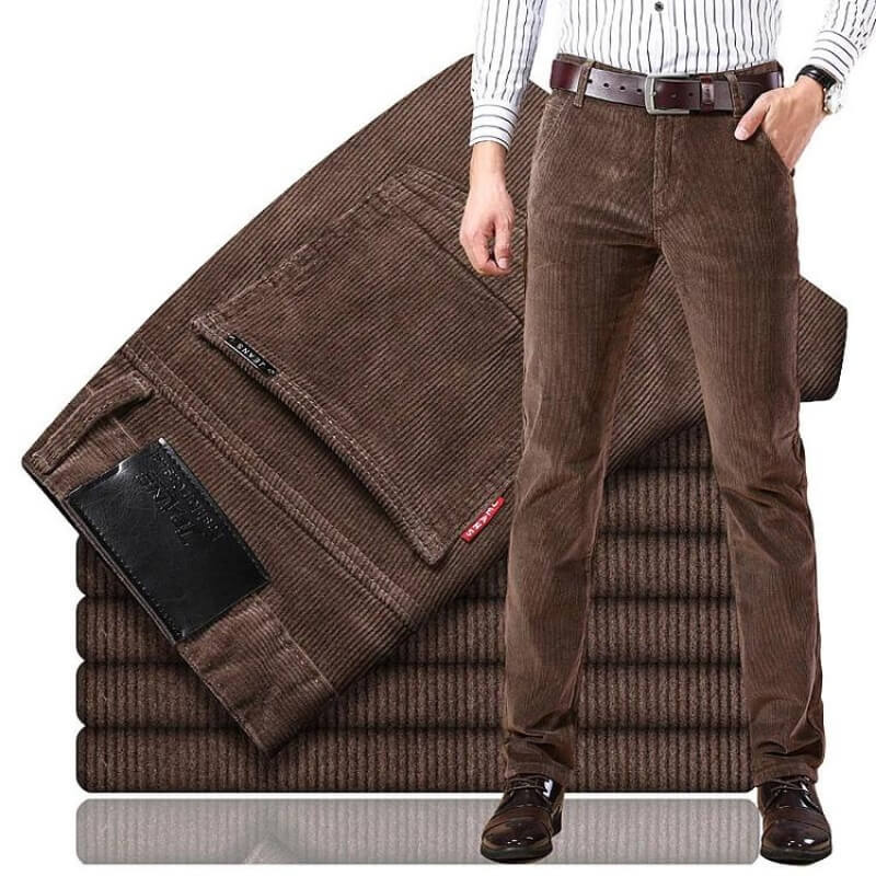 Braune Herren-Cordhose Lukas mit geradem Schnitt, weichem Cordstoff und praktischen Taschen für einen eleganten Look.