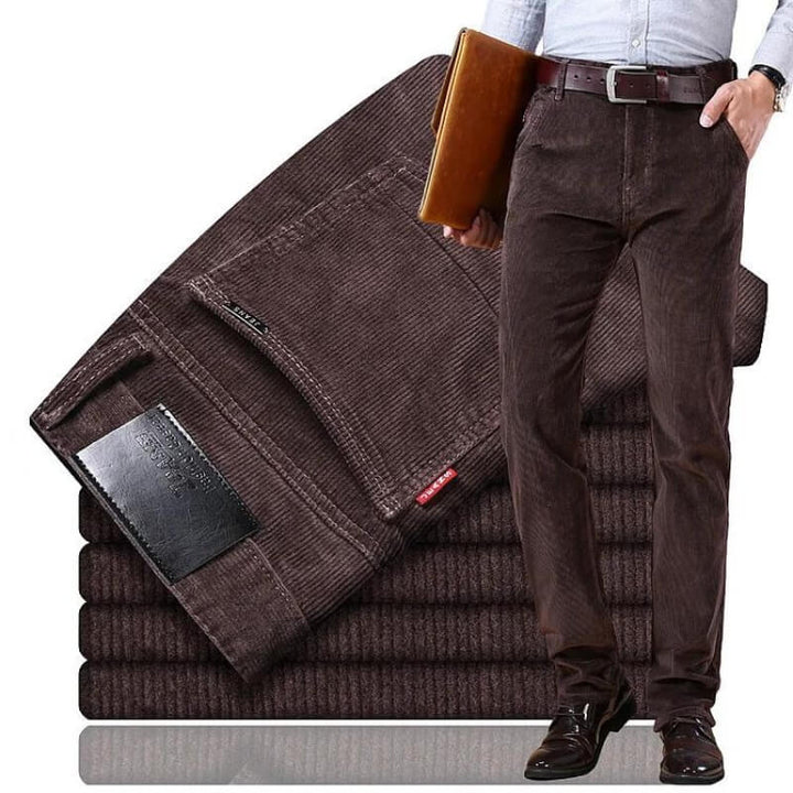 Dunkelbraune Herren-Cordhose im geraden Schnitt mit klassischer Struktur, ideal für einen eleganten Business-Look.