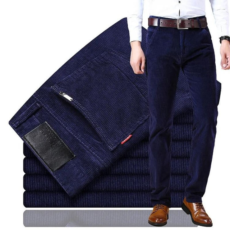 Dunkelblaue Herren-Cordhose Lukas mit geradem Schnitt, weicher Textur und praktischen Taschen für einen eleganten Look.