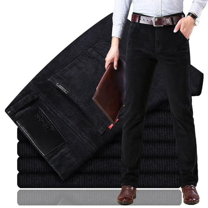 Schwarze Lukas Herren-Cordhose mit geradem Schnitt, weicher Textur und praktischen Taschen für einen eleganten Look.