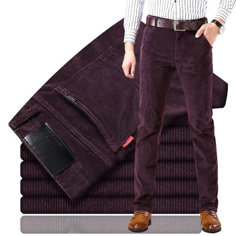 Dunkelrote Herren Cordhose Lukas im geraden Schnitt mit klassischer Textur und praktischen Taschen für einen eleganten Look.