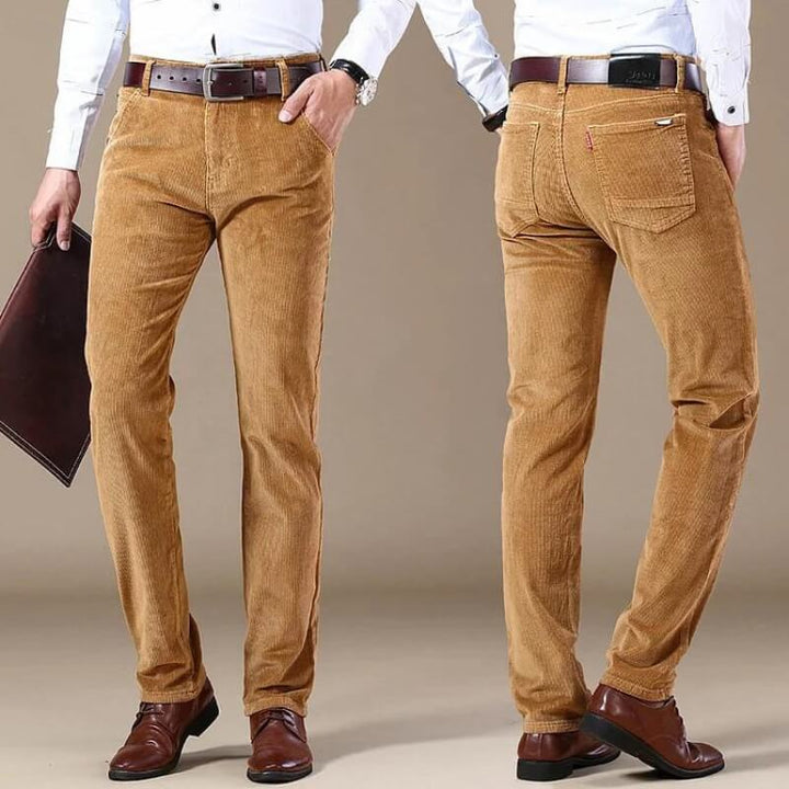 Lukas Herren Cordhose in Beige mit geradem Schnitt, klassischer Struktur und praktischen Taschen für einen eleganten Look.