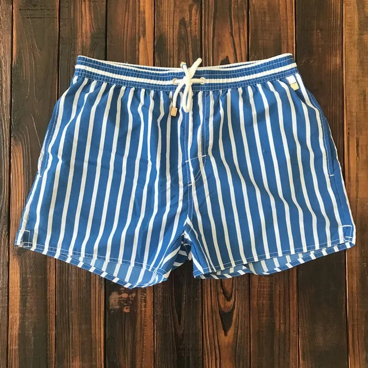 Blaue Herren-Badeshorts mit weißen Längsstreifen, elastischem Bund mit Kordelzug und lockerer Passform.