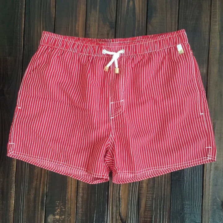 Rote Herren-Badeshorts mit weißen Längsstreifen, elastischem Bund, weißem Kordelzug und lockerer Passform.