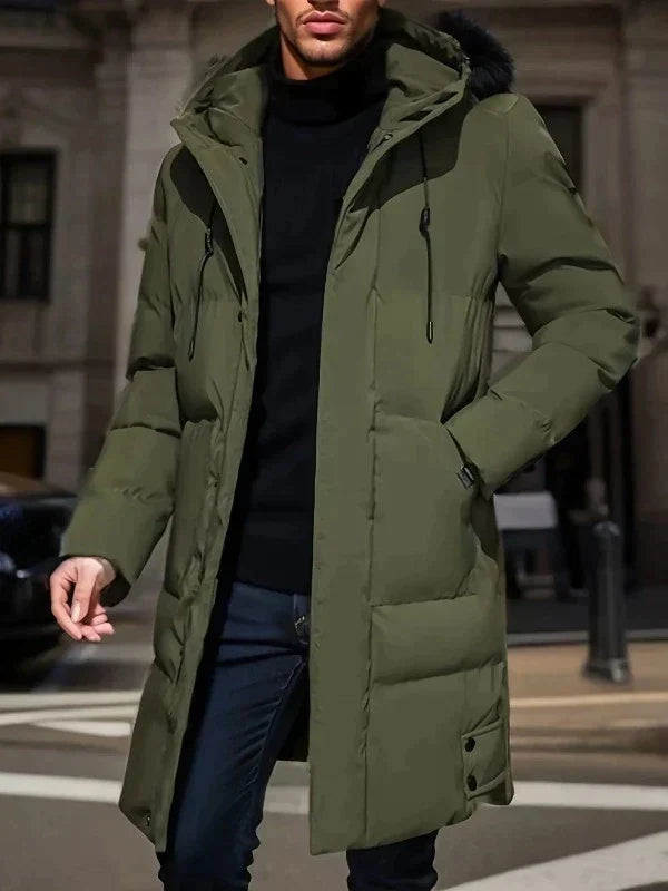 Lange, olivgrüne Herren-Pufferjacke mit Kapuze, warmer Wattierung und praktischen Reißverschlusstaschen für den Winter.