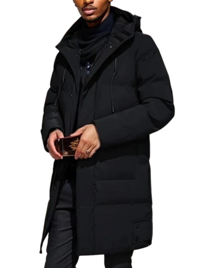 Lange, schwarze Herren Pufferjacke mit Kapuze, wattierter Steppung und praktischen Taschen für kalte Wintertage.