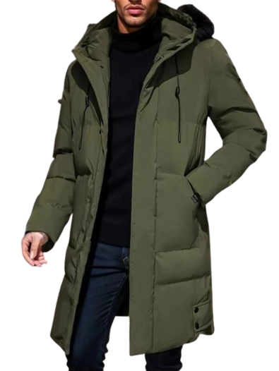 Lange, olivgrüne Herren Pufferjacke mit warmer Wattierung, verstellbarer Kapuze und praktischen Reißverschlusstaschen.