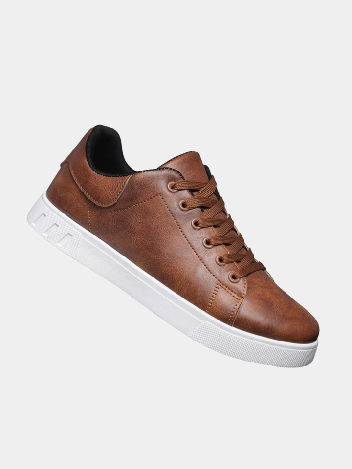 Brauner Herren-Sneaker in Lederoptik mit klassischer Schnürung und kontrastierender weißer Sohle.