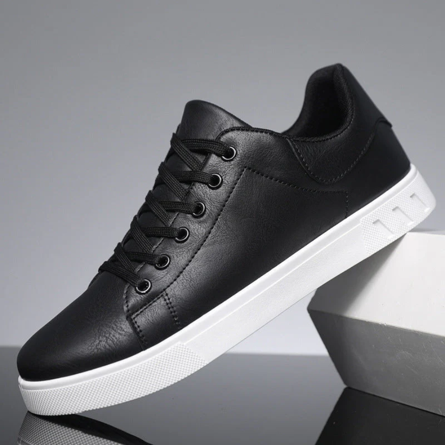 Schwarzer Herren-Sneaker in Lederoptik mit klassischer Schnürung und kontrastierender weißer Gummisohle.