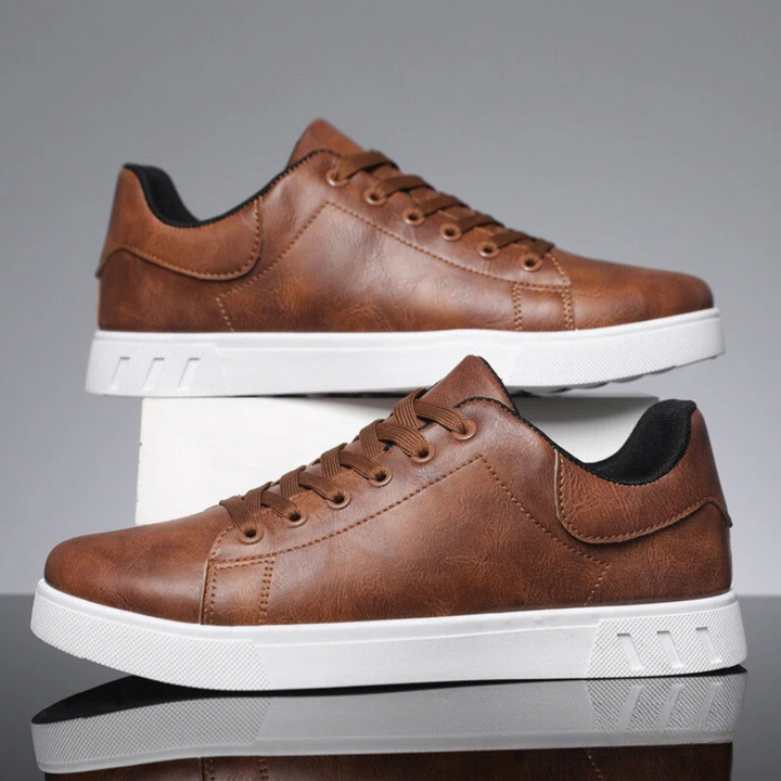 Braune Herren-Sneaker in Lederoptik mit klassischer Schnürung und weißer Kontrastsohle.