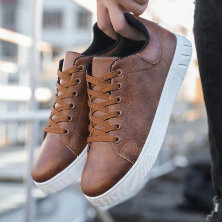 Braune Herren-Sneaker in Lederoptik mit klassischer Schnürung und kontrastierender weißer Sohle.