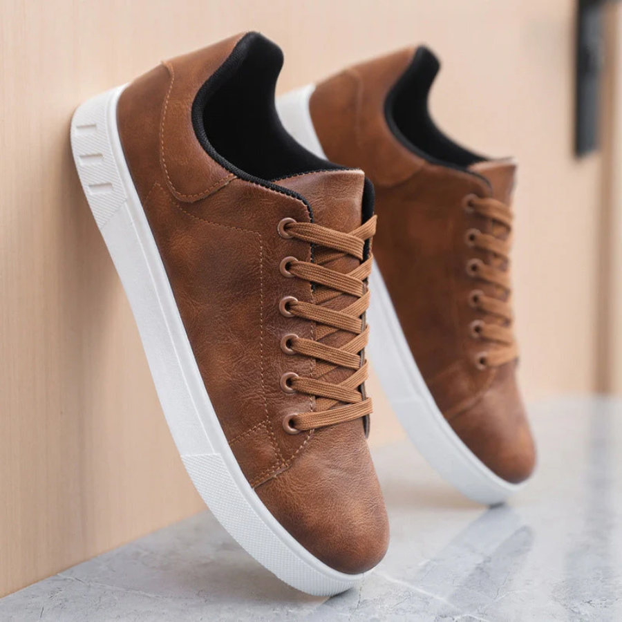 Braune Herren-Sneaker in Lederoptik mit klassischer Schnürung und kontrastierender weißer Sohle.