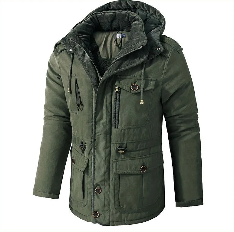Olivgrüne Herren-Winterjacke mit Teddyfutter, Kapuze, Stehkragen, Reißverschluss und praktischen Fronttaschen.