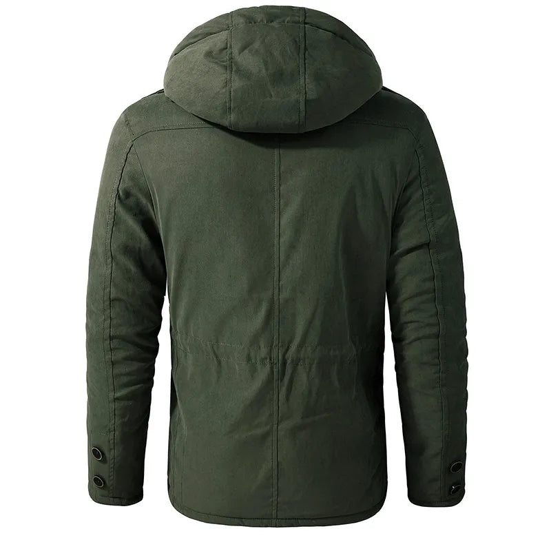 Dunkelgrüne Herren-Winterjacke mit Kapuze, robuster Stoffoptik und verstellbaren Ärmelbündchen mit Knöpfen, Rückansicht.
