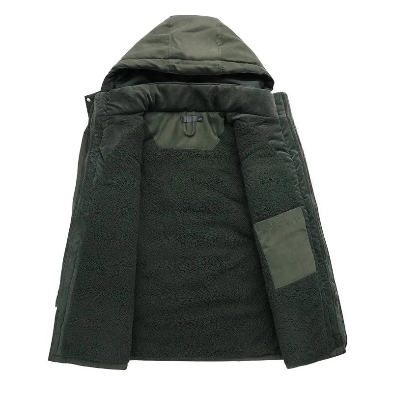 Olivgrüne Herren-Winterjacke mit Kapuze und kuscheligem Teddy-Innenfutter für kalte Tage.