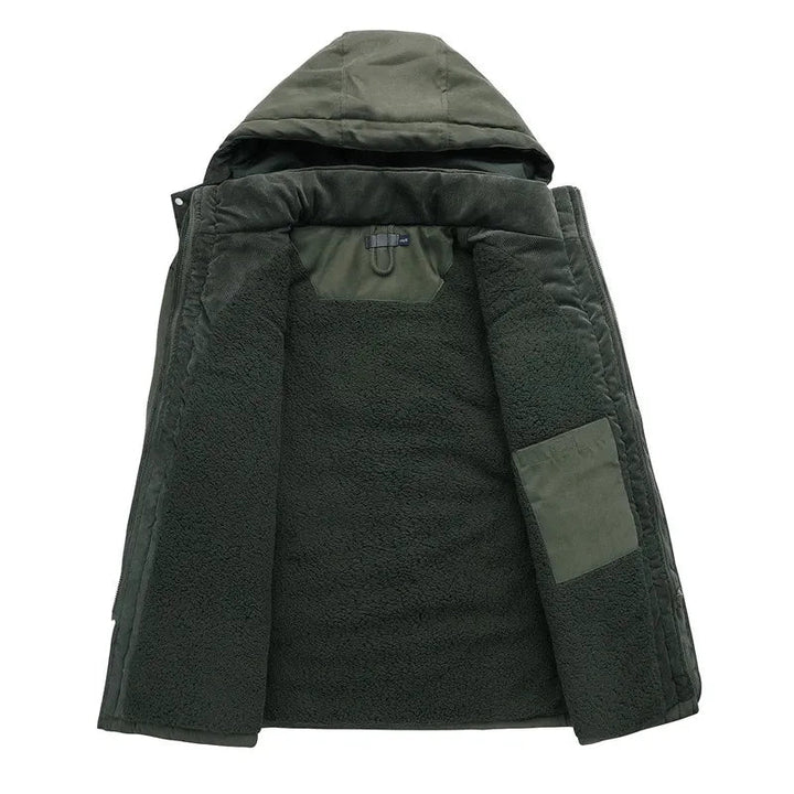 Olivgrüne Herren-Winterjacke mit Kapuze und kuscheligem Teddy-Innenfutter für kalte Tage.