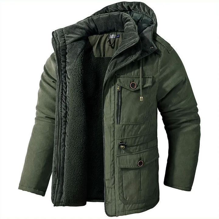 Olivgrüne Herren-Winterjacke mit Teddyfutter, Kapuze, Stehkragen und praktischen Fronttaschen im robusten Design.