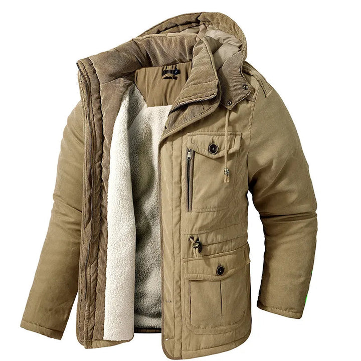 Beigefarbene Herren-Winterjacke mit Kapuze, Teddyfutter, Stehkragen und praktischen Fronttaschen.