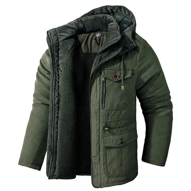 Olivgrüne Herren-Winterjacke mit Teddyfutter, Kapuze, Stehkragen und praktischen Fronttaschen im robusten Design.