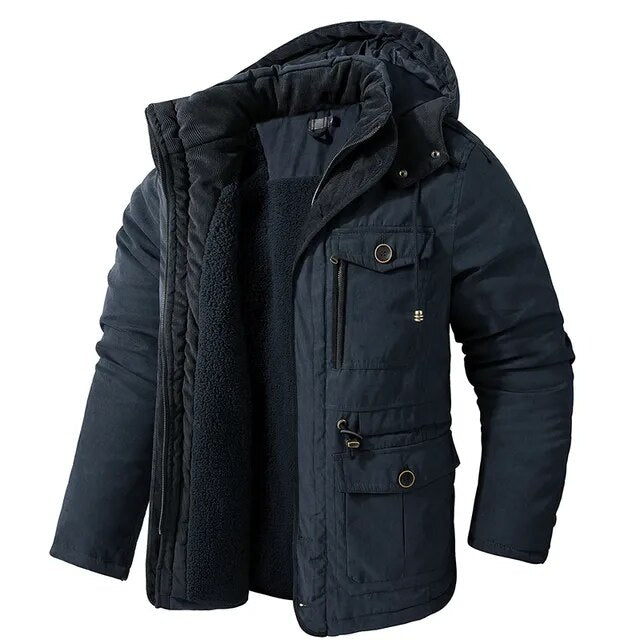 Dunkelblaue Herren-Winterjacke mit Teddyfutter, Kapuze, Stehkragen und praktischen Brust- sowie Fronttaschen.
