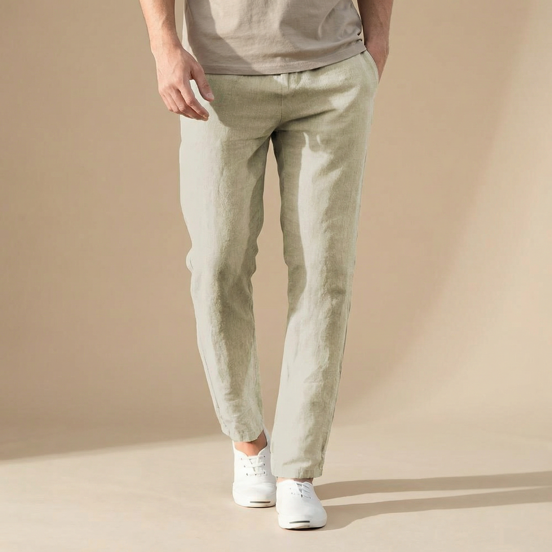 Beige Herren-Sommerhose in Leinen-Optik mit gerader Passform und Seitentaschen, kombiniert mit weißen Sneakers.
