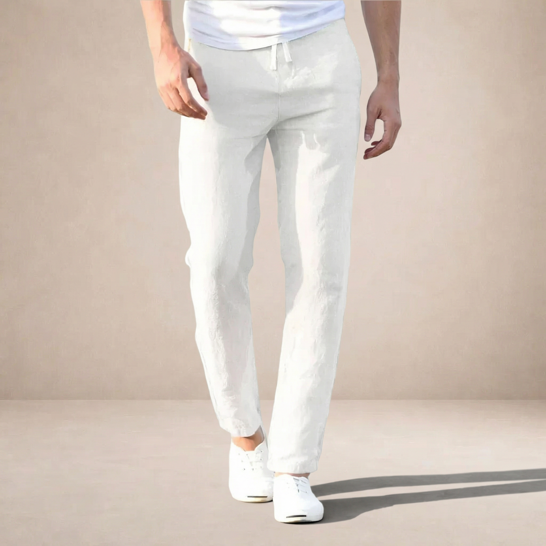 Weiße Herren-Sommerhose aus leichtem Leinenstoff mit schmaler Passform, Kordelzug und knöchellangem Schnitt.