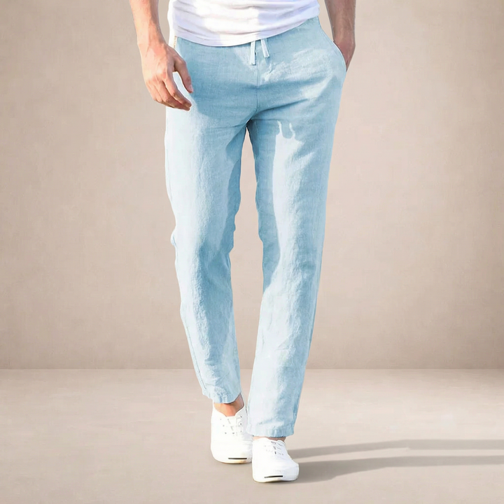 Hellblaue Herren-Sommerhose in Leinen-Optik mit geradem Schnitt, Kordelzug und Seitentaschen.