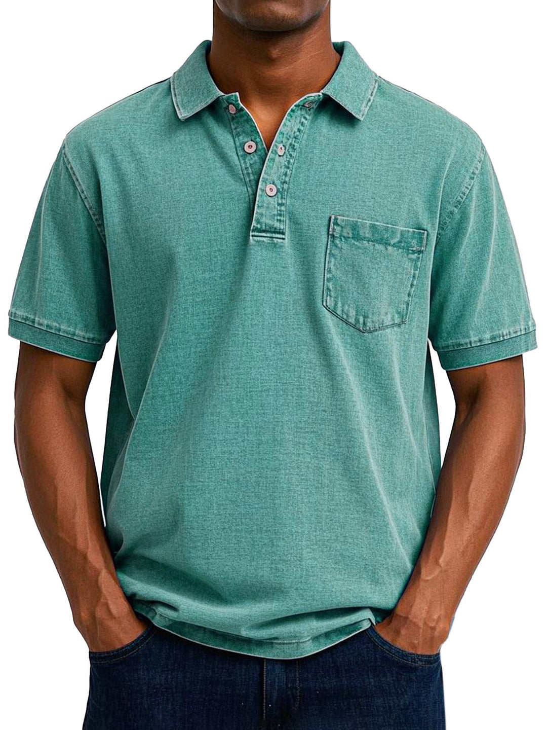 Grünes Kurzarm-Poloshirt im Vintage-Washed-Look mit klassischem Kragen, Knopfleiste und aufgesetzter Brusttasche.