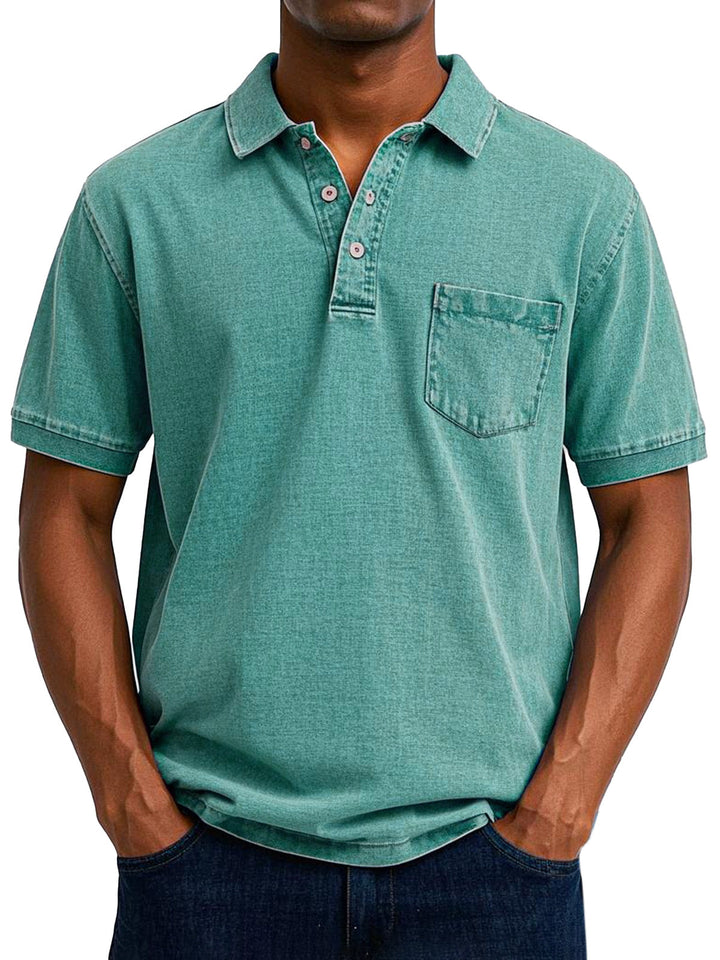 Grünes Kurzarm-Poloshirt im Vintage-Washed-Look mit klassischem Kragen, Knopfleiste und aufgesetzter Brusttasche.