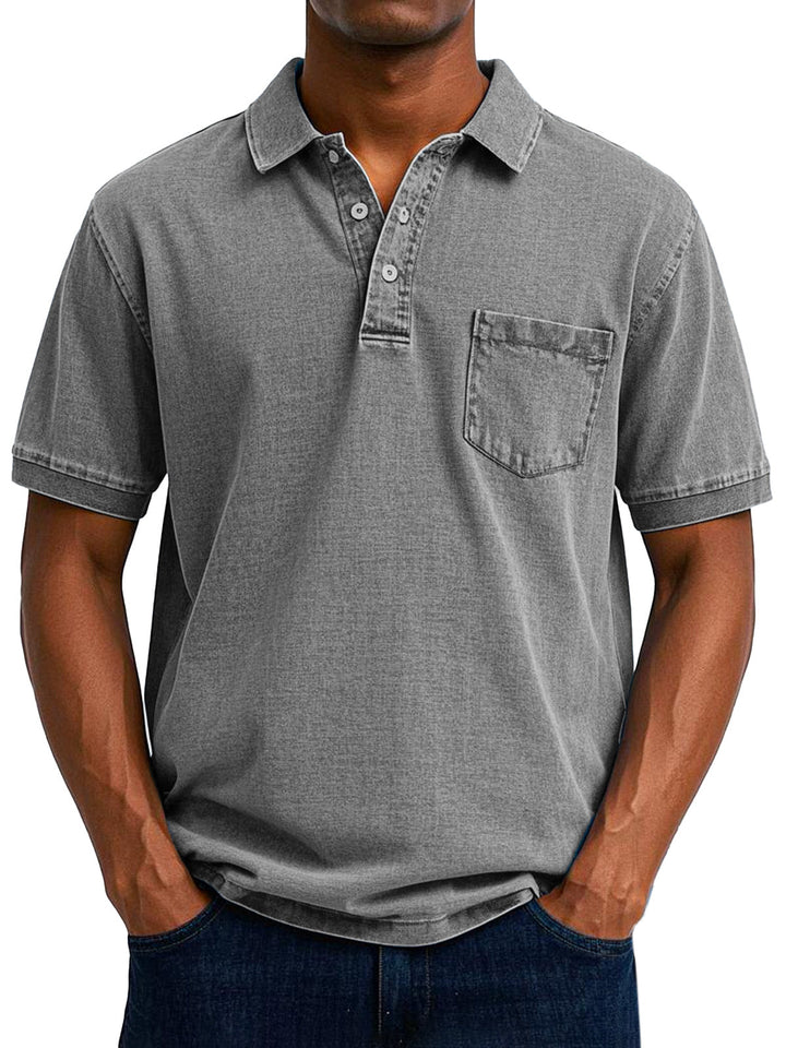 Graues Herren-Poloshirt im Vintage-Washed-Look mit klassischem Kragen, kurzer Knopfleiste und aufgesetzter Brusttasche.