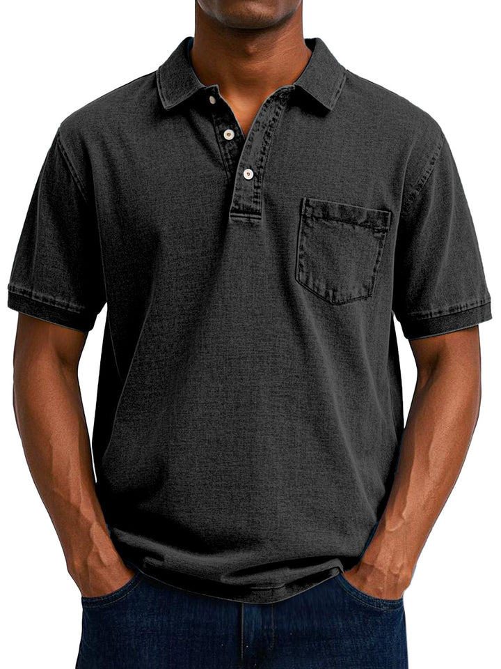 Dunkelgraues Herren-Poloshirt im Vintage-Washed-Look mit Brusttasche, kurzem Arm und klassischer Knopfleiste.