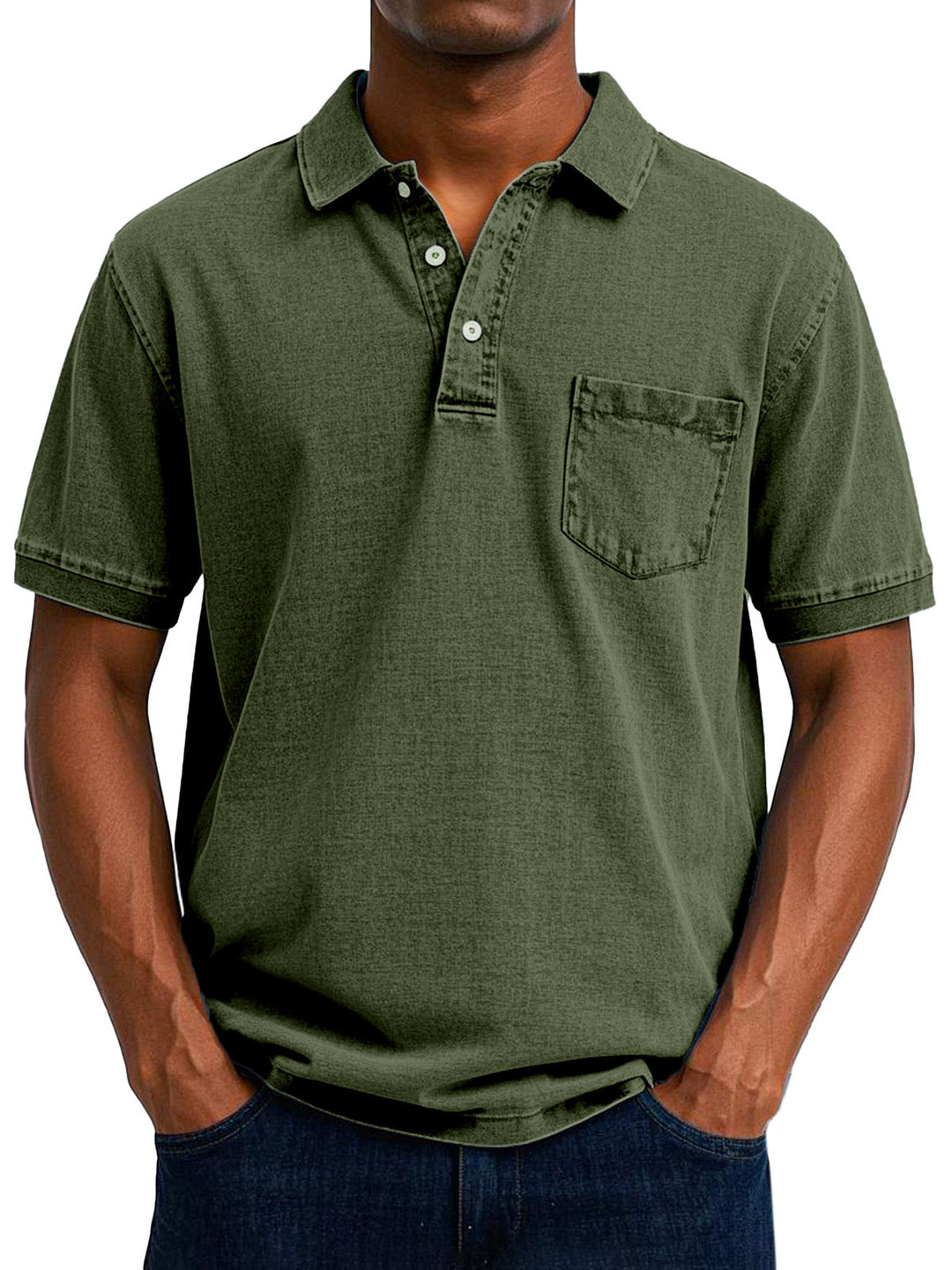 Olivgrünes Herren-Poloshirt im Vintage-Washed-Look mit Brusttasche, kurzem Arm und klassischem Umlegekragen.
