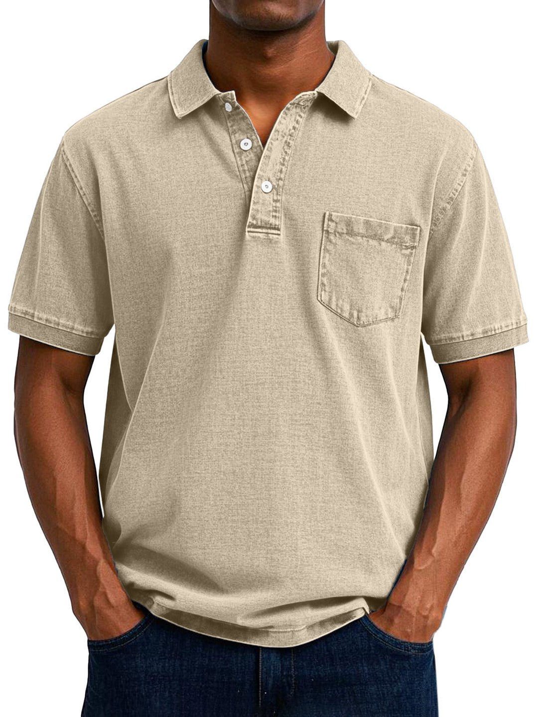 Beiges Herren-Poloshirt im Vintage-Washed-Look mit klassischem Kragen, kurzer Knopfleiste und aufgesetzter Brusttasche.