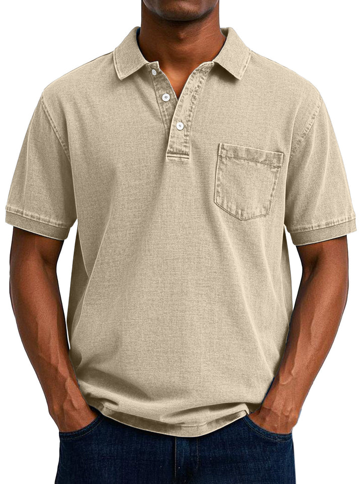 Beiges Herren-Poloshirt im Vintage-Washed-Look mit klassischem Kragen, kurzer Knopfleiste und aufgesetzter Brusttasche.