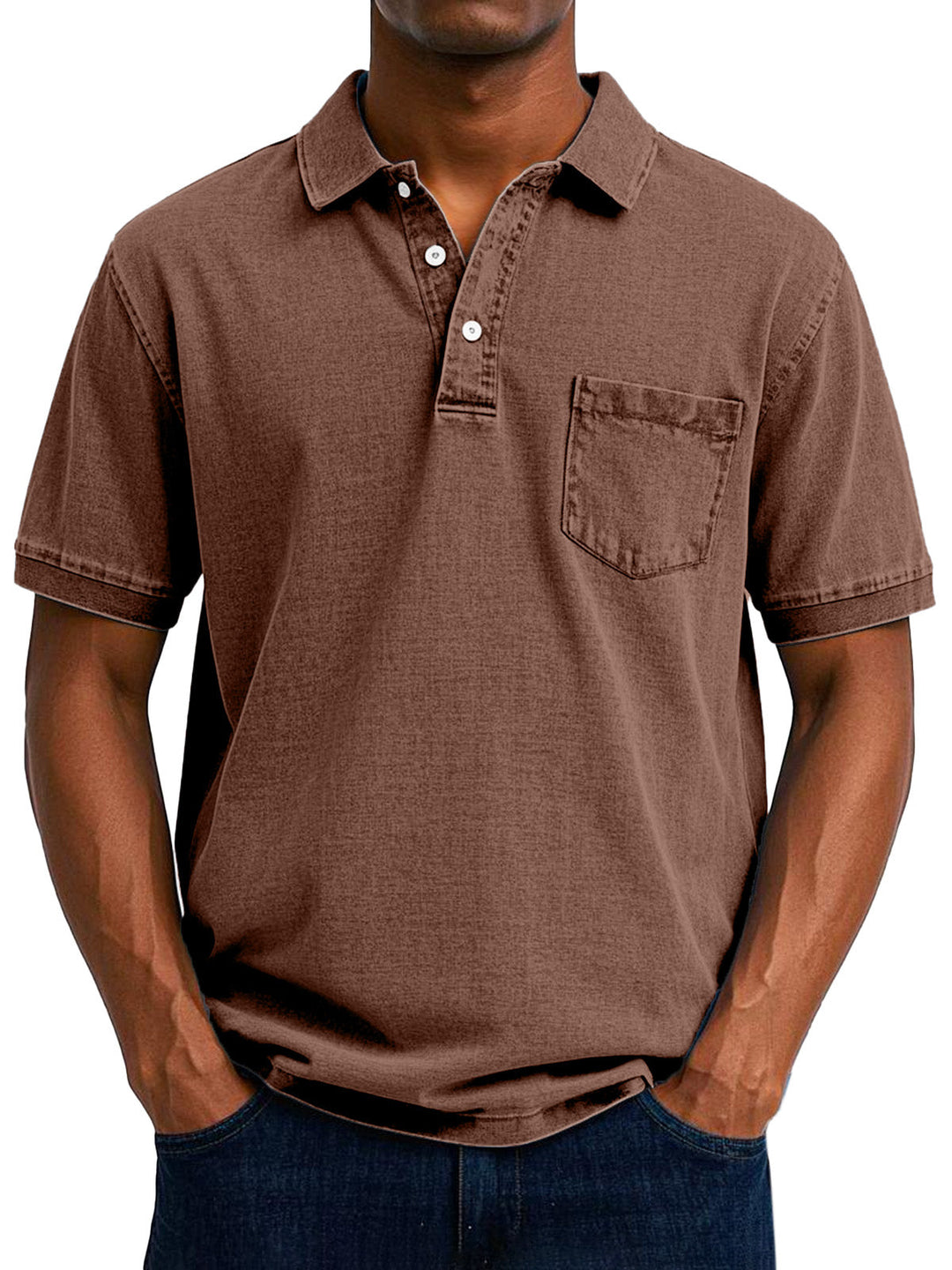 Braunes Herren-Poloshirt im Vintage-Washed-Look mit Brusttasche, kurzem Arm und klassischer Knopfleiste.