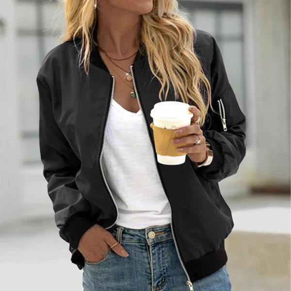 Schwarze Damen-Bomberjacke mit Reißverschluss, elastischen Bündchen und praktischer Ärmeltasche im lässigen Street-Style.