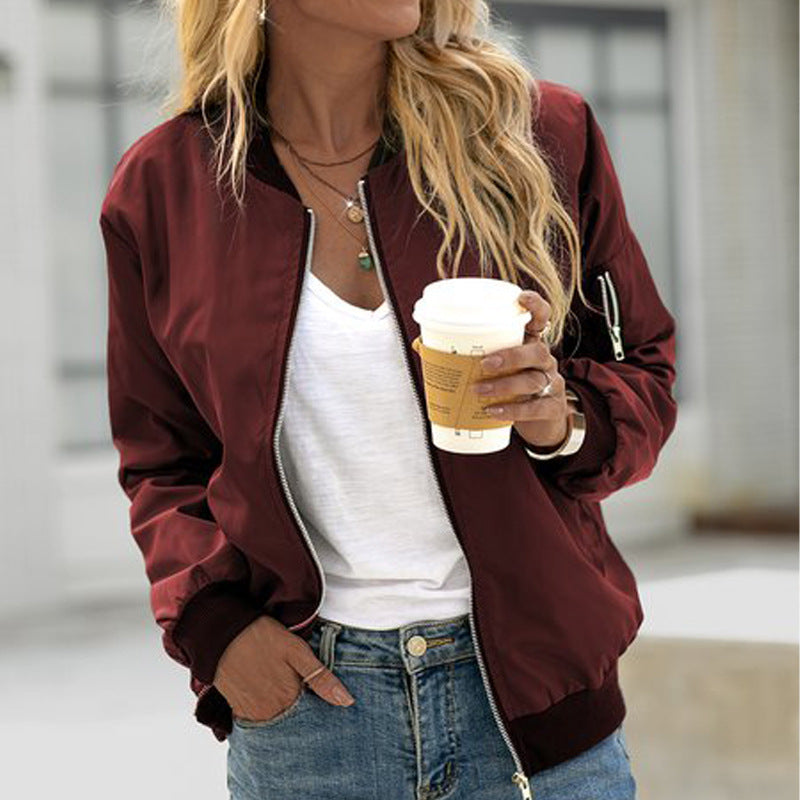 Dunkelrote Damen-Bomberjacke mit Reissverschluss, elastischen Bündchen und praktischer Ärmeltasche im sportlichen Street-Style.