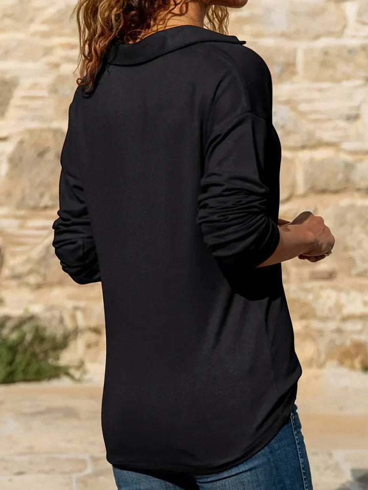 Schwarzes Mara Langarm-Shirt mit Kragen und entspannter Passform, von hinten betrachtet.