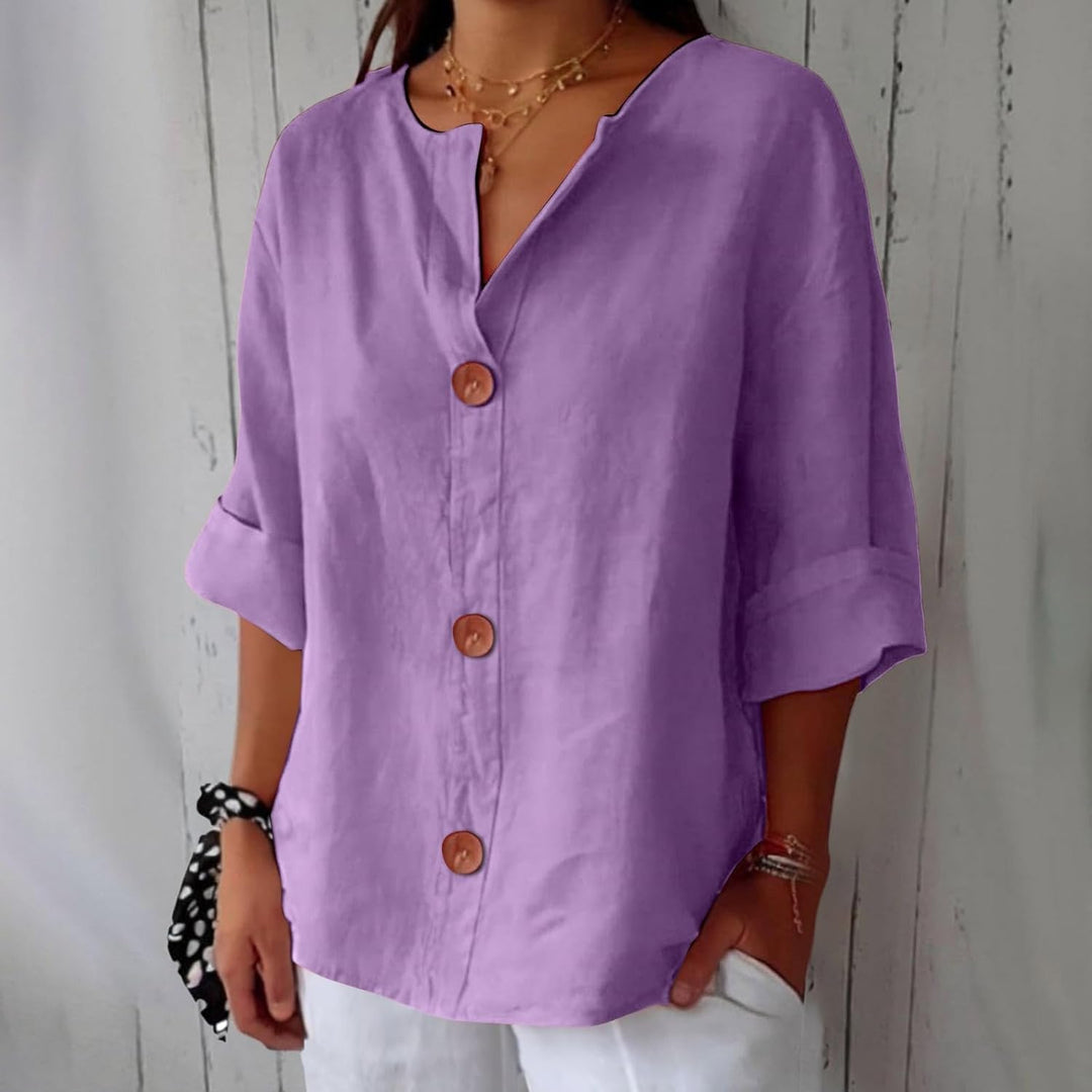 Violette Leinenbluse mit V-Ausschnitt, großen Knöpfen und 3/4-Ärmeln in lockerer Passform.