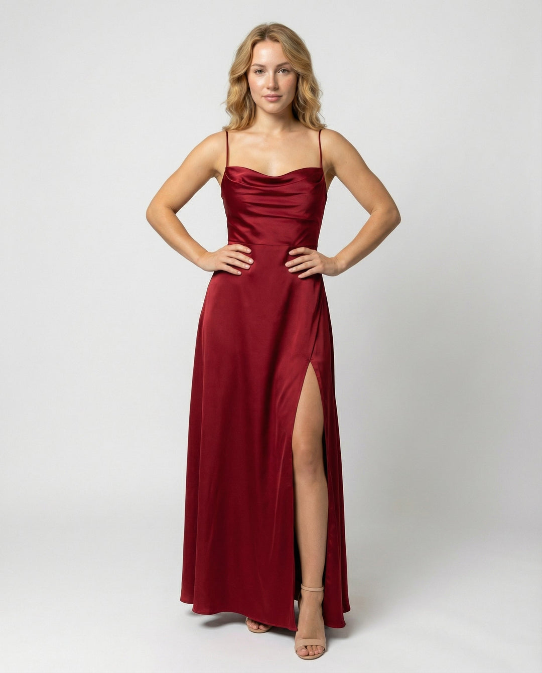 Dunkelrotes Satin-Maxikleid mit Wasserfallausschnitt, schmalen Trägern und hohem Seitenschlitz.