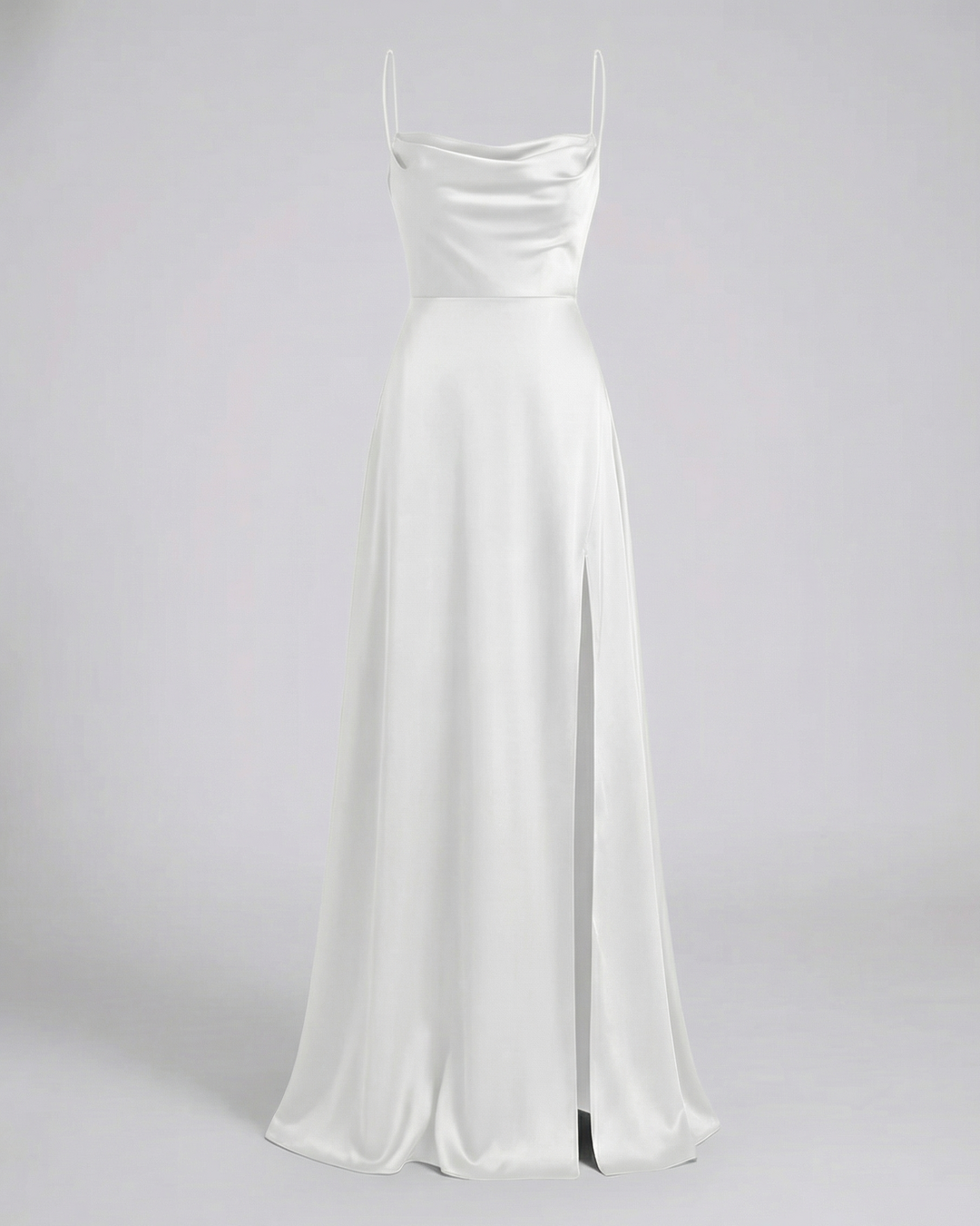 Weißes Maxikleid aus fließendem Satin mit Wasserfallausschnitt, schmalen Trägern und hohem Seitenschlitz.