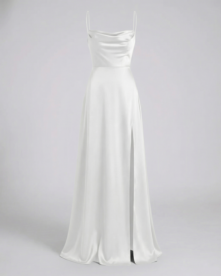 Weißes Maxikleid aus fließendem Satin mit Wasserfallausschnitt, schmalen Trägern und hohem Seitenschlitz.