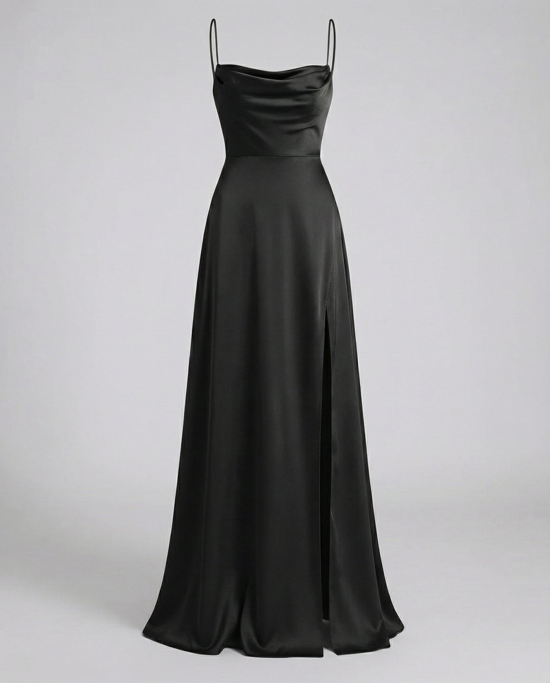 Schwarzes Mara Maxikleid aus fließendem Satin mit Wasserfallausschnitt, schmalen Trägern und hohem Seitenschlitz.
