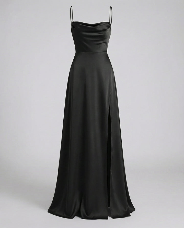 Schwarzes Mara Maxikleid aus fließendem Satin mit Wasserfallausschnitt, schmalen Trägern und hohem Seitenschlitz.