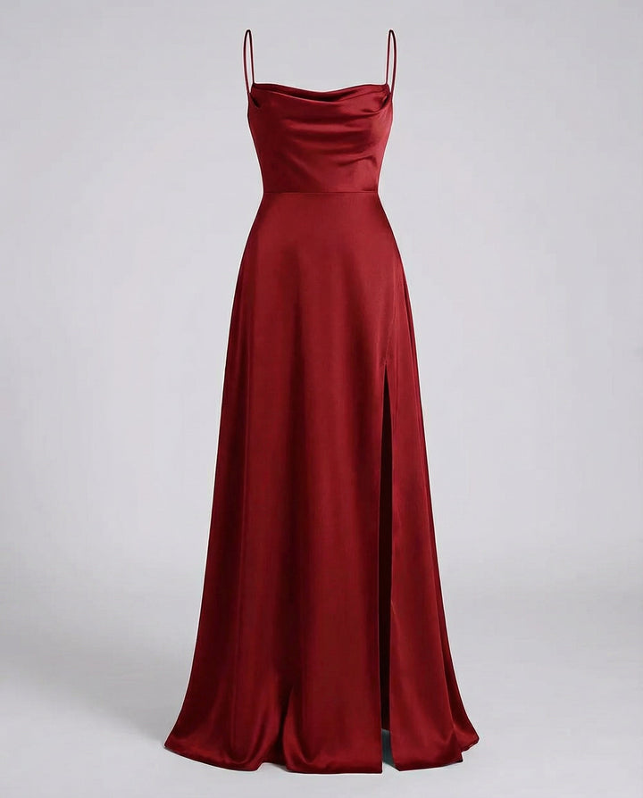 Dunkelrotes Maxikleid aus fließendem Satin mit Wasserfallausschnitt, schmalen Trägern und hohem Seitenschlitz.