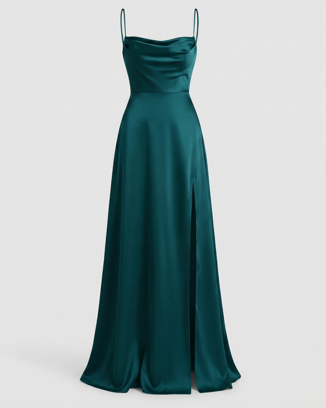 Dunkelgrünes Satin-Maxikleid mit Wasserfallausschnitt, schmalen Trägern und hohem Seitenschlitz.