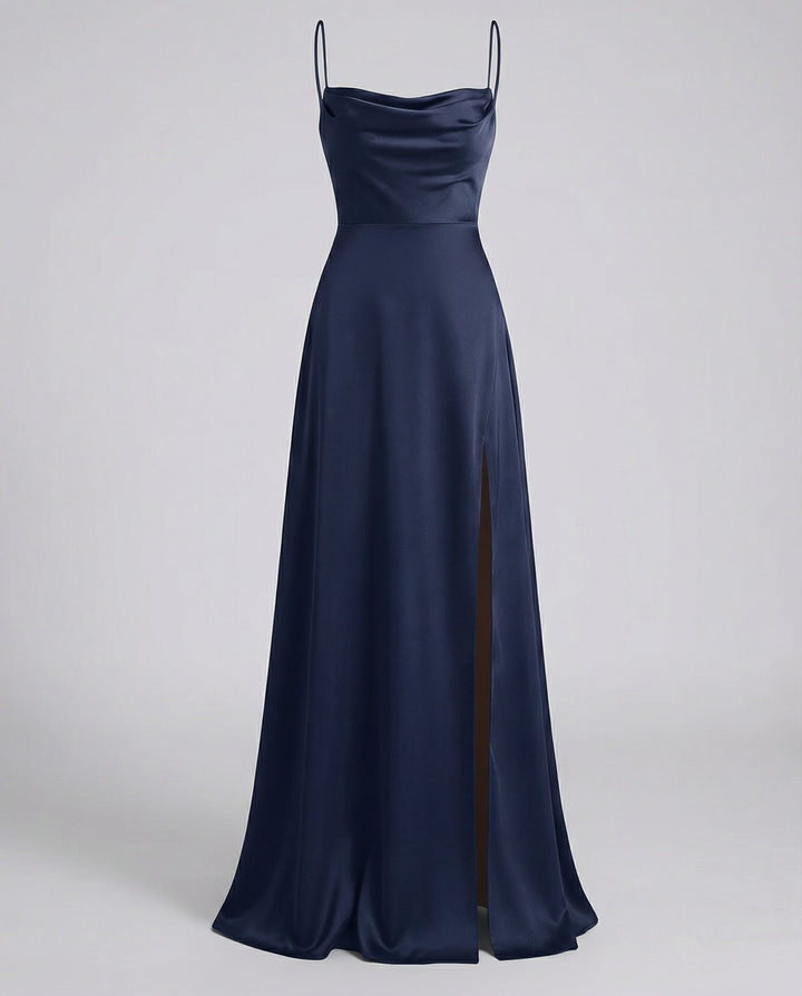 Dunkelblaues Maxikleid aus fließendem Satin mit Wasserfallausschnitt, schmalen Trägern und hohem Seitenschlitz.