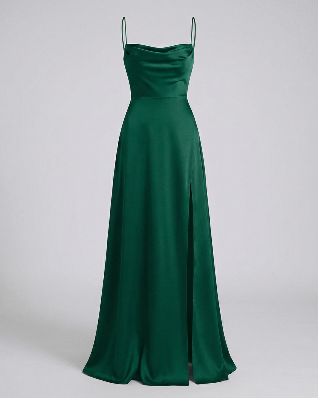Dunkelgrünes Satin-Maxikleid mit Wasserfallausschnitt, Spaghettiträgern und hohem Seitenschlitz.